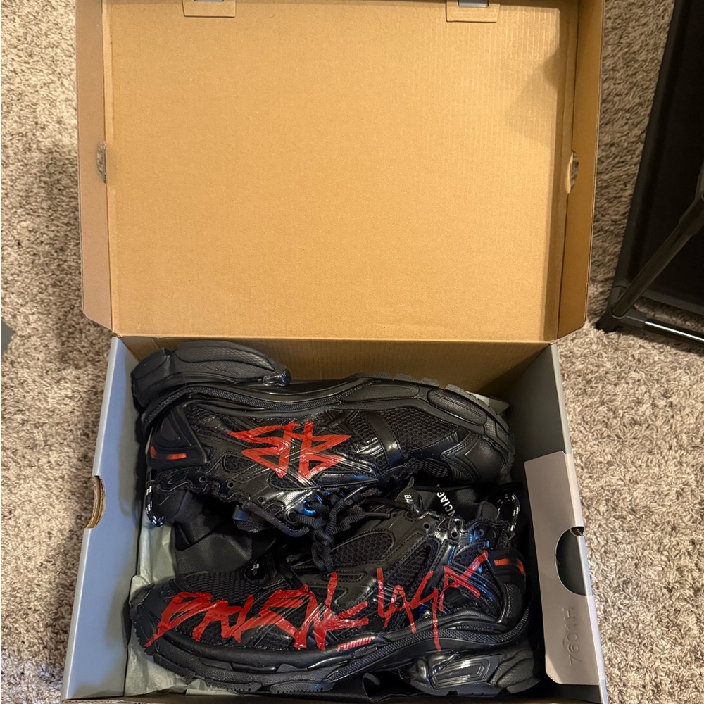 (AUTHENTIC) Balenciaga Graffiti Runners